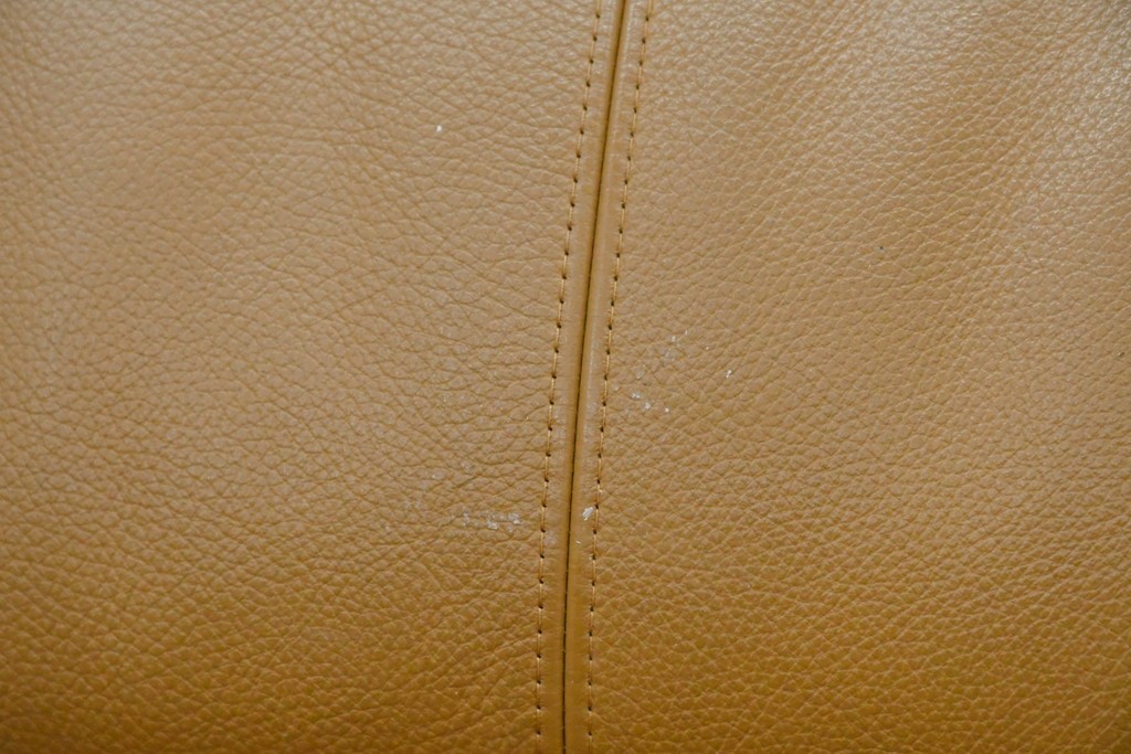 中古　カリモク家具(karimoku)　Chitano(チターノ)　スタイリッシュな金属脚の3人掛けレザーソファ　(R-086704)