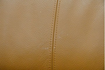 中古　カリモク家具(karimoku)　Chitano(チターノ)　スタイリッシュな金属脚の3人掛けレザーソファ　(R-086704)