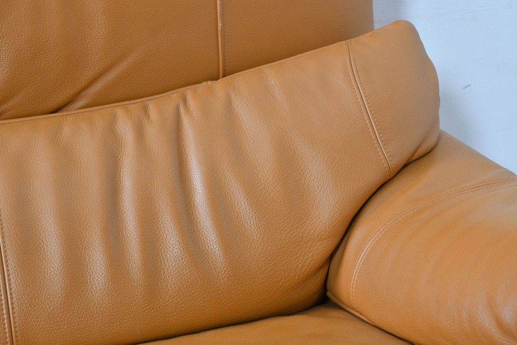 中古　カリモク家具(karimoku)　Chitano(チターノ)　スタイリッシュな金属脚の3人掛けレザーソファ　(R-086704)