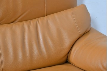 中古　カリモク家具(karimoku)　Chitano(チターノ)　スタイリッシュな金属脚の3人掛けレザーソファ　(R-086704)