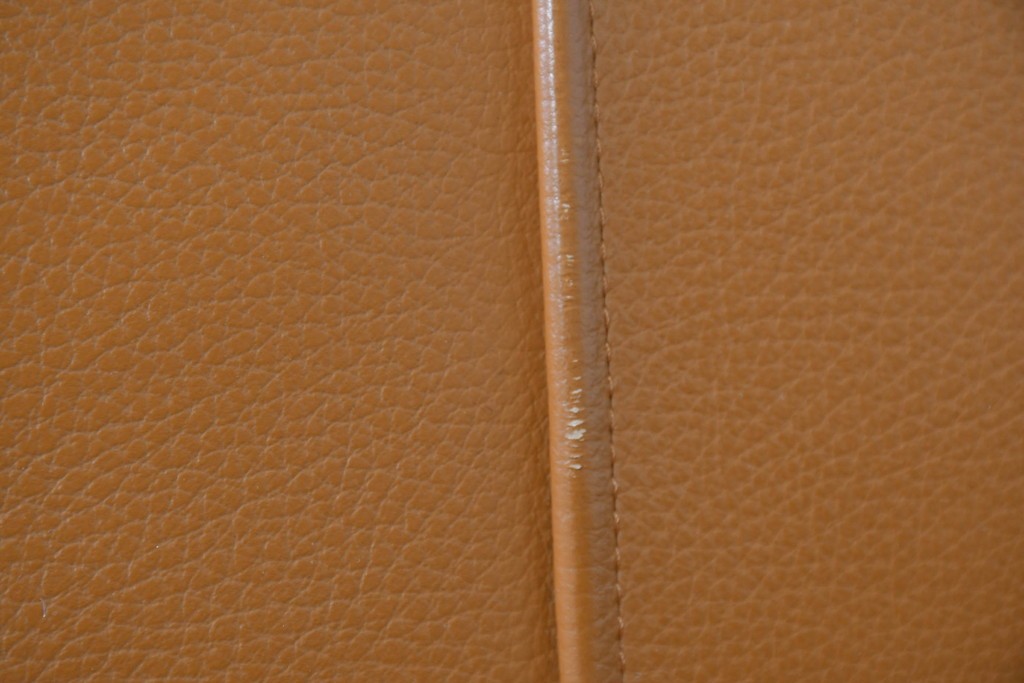 中古　カリモク家具(karimoku)　Chitano(チターノ)　スタイリッシュな金属脚の3人掛けレザーソファ　(R-086704)