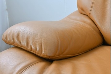 中古　カリモク家具(karimoku)　Chitano(チターノ)　スタイリッシュな金属脚の3人掛けレザーソファ　(R-086704)