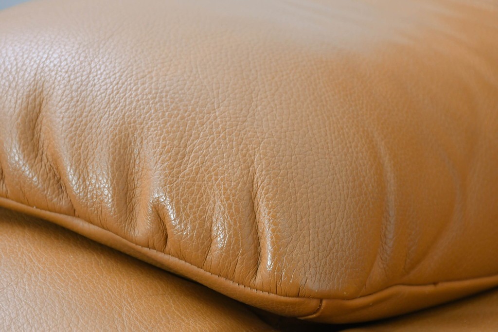 中古　カリモク家具(karimoku)　Chitano(チターノ)　スタイリッシュな金属脚の3人掛けレザーソファ　(R-086704)