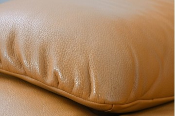 中古　カリモク家具(karimoku)　Chitano(チターノ)　スタイリッシュな金属脚の3人掛けレザーソファ　(R-086704)