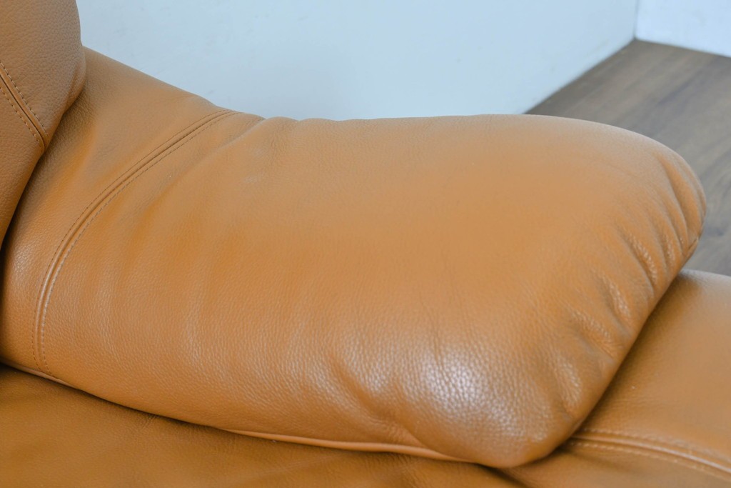 中古　カリモク家具(karimoku)　Chitano(チターノ)　スタイリッシュな金属脚の3人掛けレザーソファ　(R-086704)