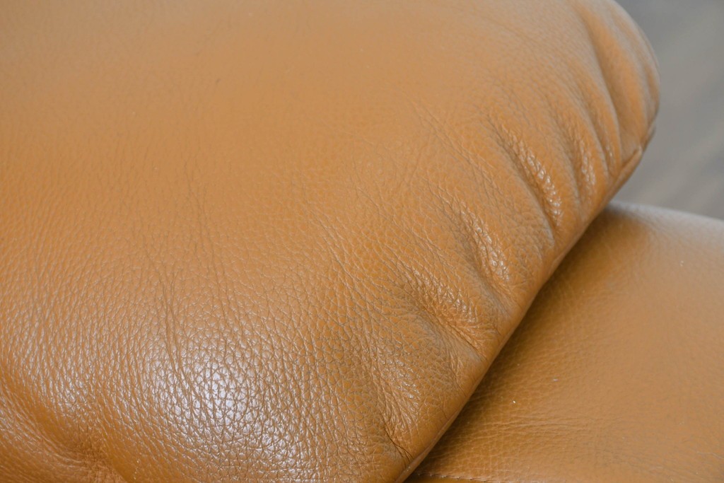 中古　カリモク家具(karimoku)　Chitano(チターノ)　スタイリッシュな金属脚の3人掛けレザーソファ　(R-086704)