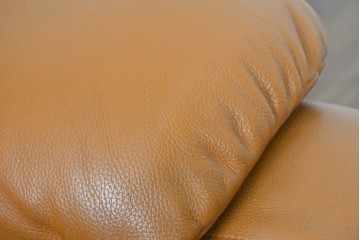 中古　カリモク家具(karimoku)　Chitano(チターノ)　スタイリッシュな金属脚の3人掛けレザーソファ　(R-086704)