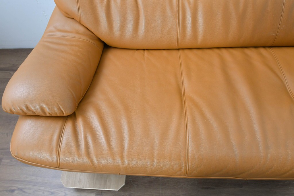 中古　カリモク家具(karimoku)　Chitano(チターノ)　スタイリッシュな金属脚の3人掛けレザーソファ　(R-086704)