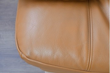 中古　カリモク家具(karimoku)　Chitano(チターノ)　スタイリッシュな金属脚の3人掛けレザーソファ　(R-086704)