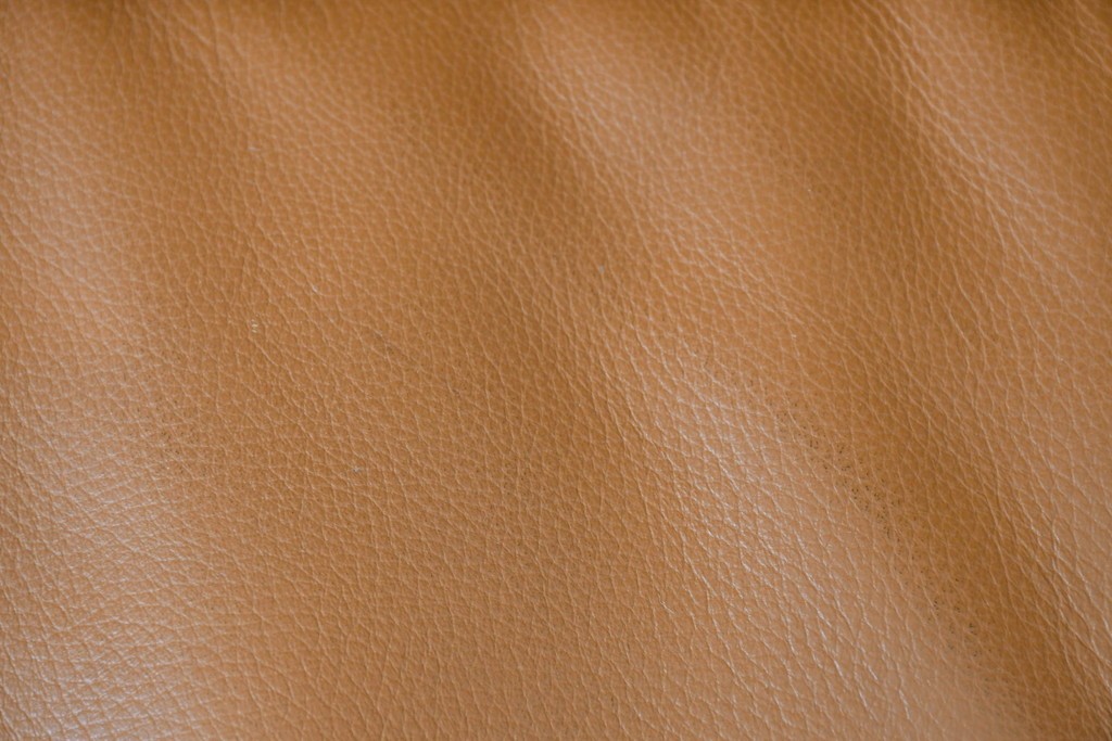 中古　カリモク家具(karimoku)　Chitano(チターノ)　スタイリッシュな金属脚の3人掛けレザーソファ　(R-086704)