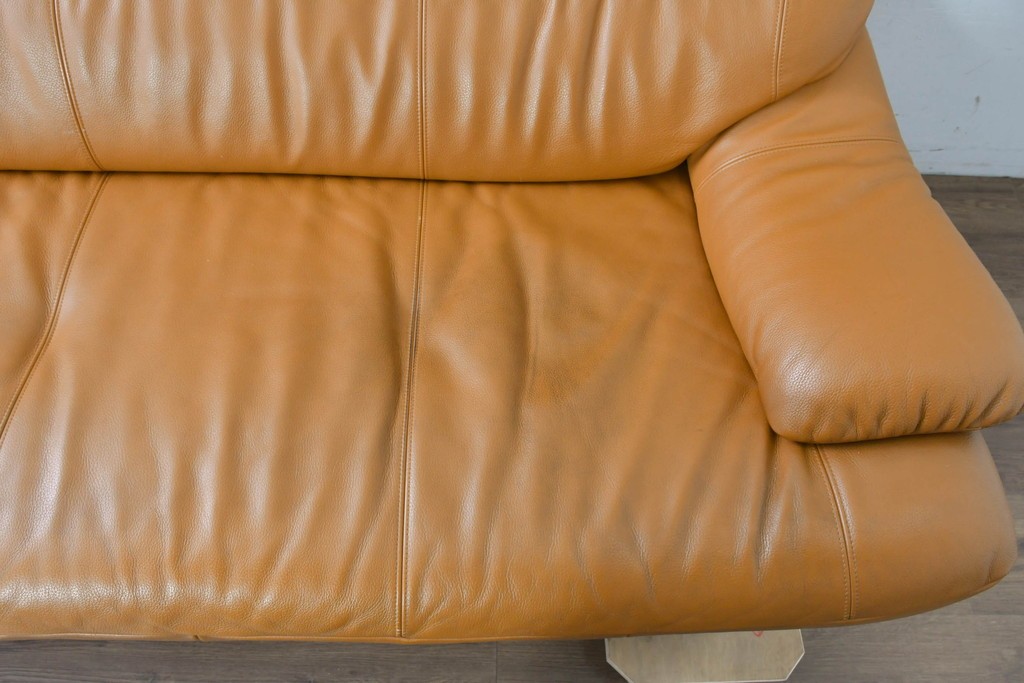 中古　カリモク家具(karimoku)　Chitano(チターノ)　スタイリッシュな金属脚の3人掛けレザーソファ　(R-086704)