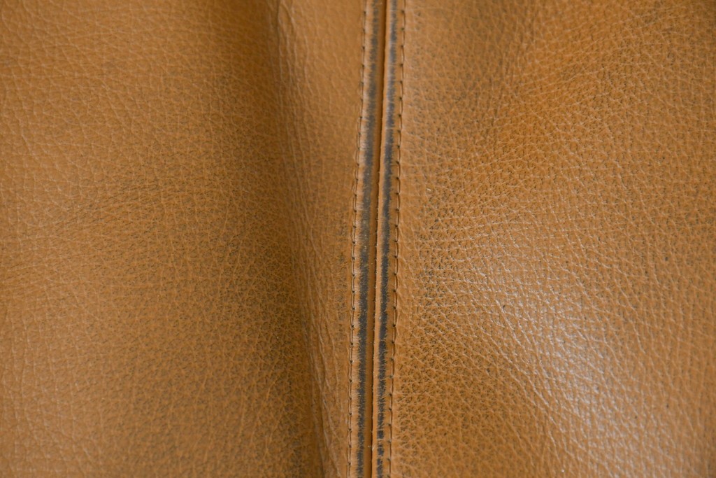 中古　カリモク家具(karimoku)　Chitano(チターノ)　スタイリッシュな金属脚の3人掛けレザーソファ　(R-086704)