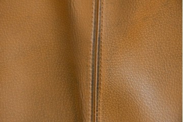 中古　カリモク家具(karimoku)　Chitano(チターノ)　スタイリッシュな金属脚の3人掛けレザーソファ　(R-086704)