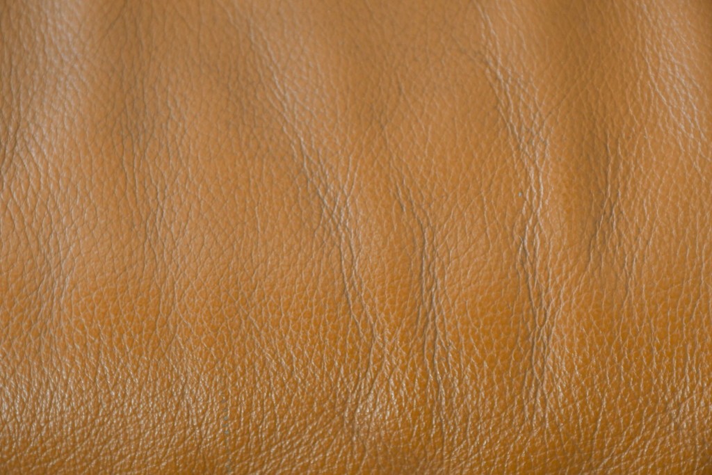 中古　カリモク家具(karimoku)　Chitano(チターノ)　スタイリッシュな金属脚の3人掛けレザーソファ　(R-086704)