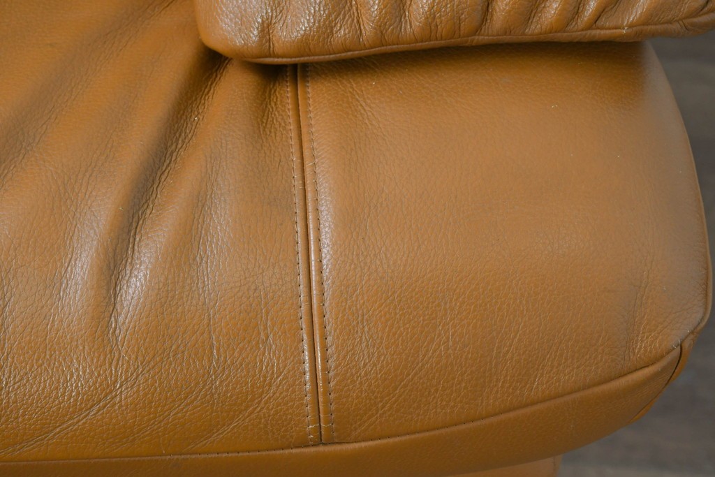 中古　カリモク家具(karimoku)　Chitano(チターノ)　スタイリッシュな金属脚の3人掛けレザーソファ　(R-086704)