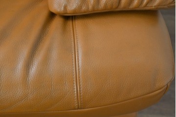 中古　カリモク家具(karimoku)　Chitano(チターノ)　スタイリッシュな金属脚の3人掛けレザーソファ　(R-086704)