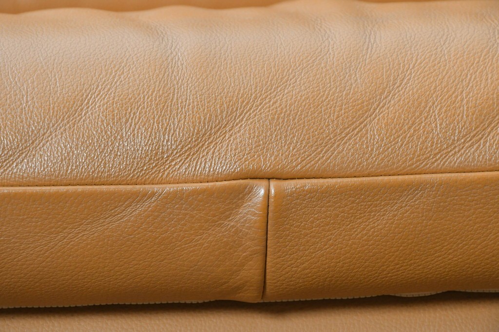 中古　カリモク家具(karimoku)　Chitano(チターノ)　スタイリッシュな金属脚の3人掛けレザーソファ　(R-086704)