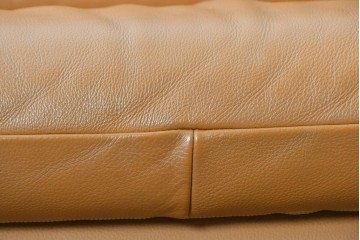 中古　カリモク家具(karimoku)　Chitano(チターノ)　スタイリッシュな金属脚の3人掛けレザーソファ　(R-086704)