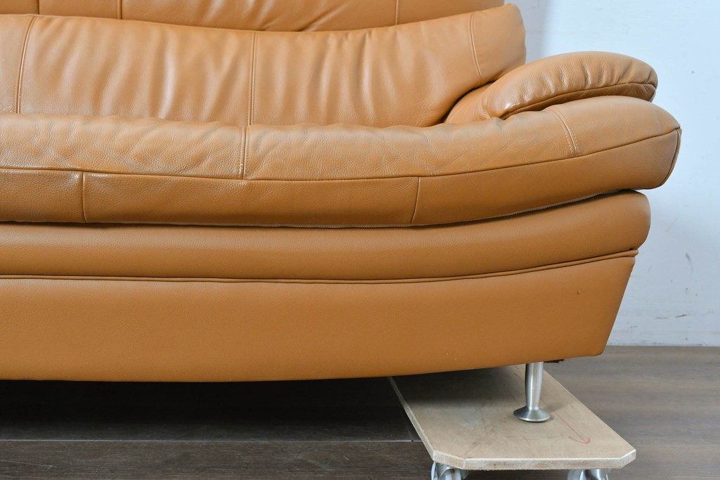 中古　カリモク家具(karimoku)　Chitano(チターノ)　スタイリッシュな金属脚の3人掛けレザーソファ　(R-086704)