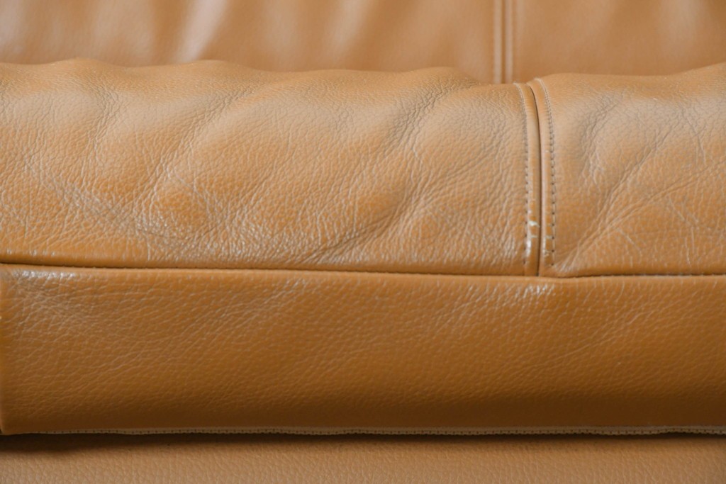 中古　カリモク家具(karimoku)　Chitano(チターノ)　スタイリッシュな金属脚の3人掛けレザーソファ　(R-086704)