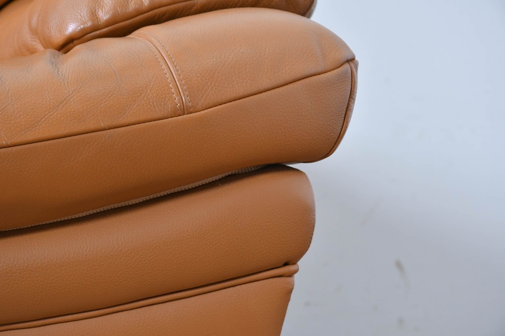 中古　カリモク家具(karimoku)　Chitano(チターノ)　スタイリッシュな金属脚の3人掛けレザーソファ　(R-086704)