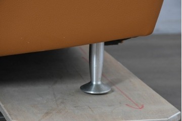 中古　カリモク家具(karimoku)　Chitano(チターノ)　スタイリッシュな金属脚の3人掛けレザーソファ　(R-086704)