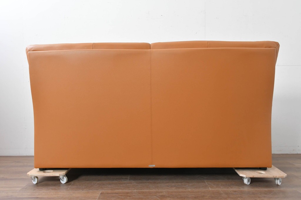 中古　カリモク家具(karimoku)　Chitano(チターノ)　スタイリッシュな金属脚の3人掛けレザーソファ　(R-086704)