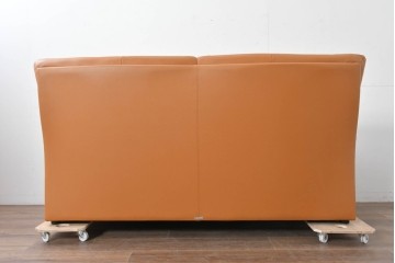 中古　カリモク家具(karimoku)　Chitano(チターノ)　スタイリッシュな金属脚の3人掛けレザーソファ　(R-086704)