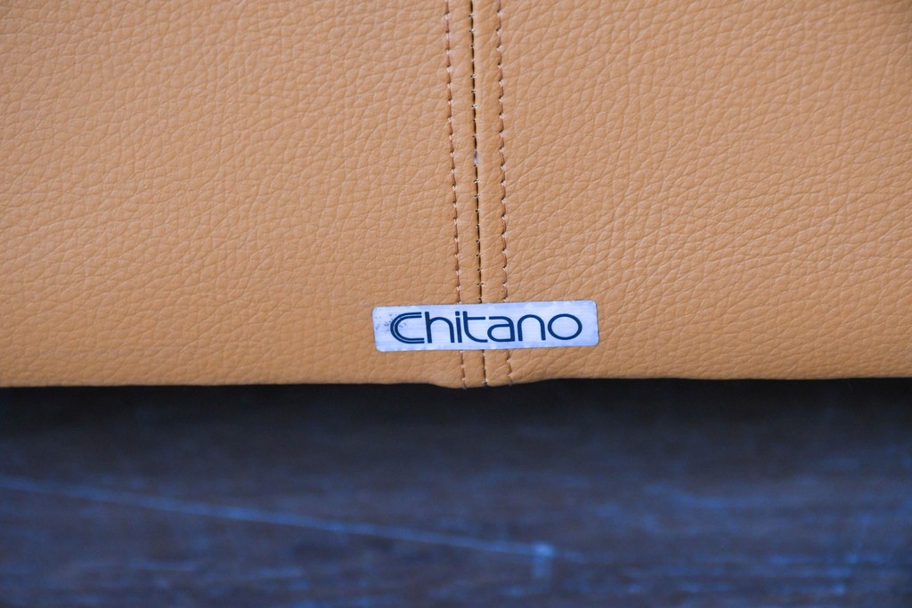 中古　カリモク家具(karimoku)　Chitano(チターノ)　スタイリッシュな金属脚の3人掛けレザーソファ　(R-086704)