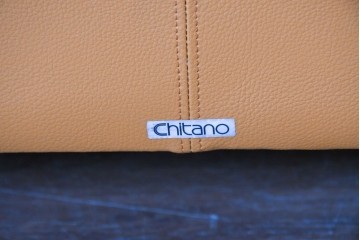 中古　カリモク家具(karimoku)　Chitano(チターノ)　スタイリッシュな金属脚の3人掛けレザーソファ　(R-086704)