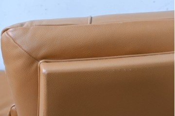 中古　カリモク家具(karimoku)　Chitano(チターノ)　スタイリッシュな金属脚の3人掛けレザーソファ　(R-086704)