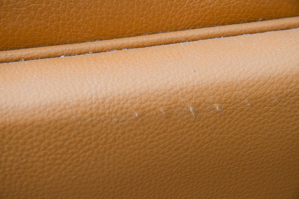 中古　カリモク家具(karimoku)　Chitano(チターノ)　スタイリッシュな金属脚の3人掛けレザーソファ　(R-086704)