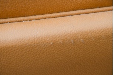 中古　カリモク家具(karimoku)　Chitano(チターノ)　スタイリッシュな金属脚の3人掛けレザーソファ　(R-086704)