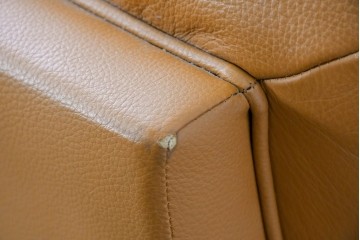 中古　カリモク家具(karimoku)　Chitano(チターノ)　スタイリッシュな金属脚の3人掛けレザーソファ　(R-086704)