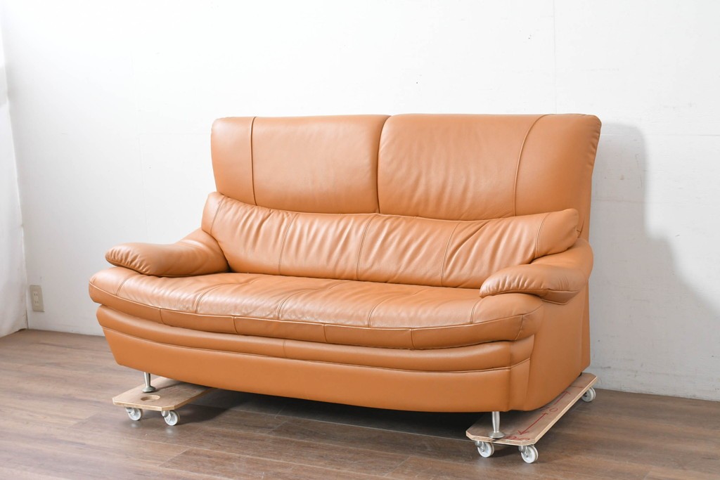 中古　カリモク家具(karimoku)　Chitano(チターノ)　スタイリッシュな金属脚の2人掛けレザーソファ　(R-086705)