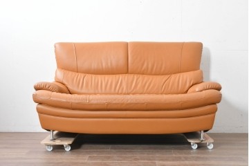 中古　カリモク家具(karimoku)　Chitano(チターノ)　スタイリッシュな金属脚の2人掛けレザーソファ　(R-086705)