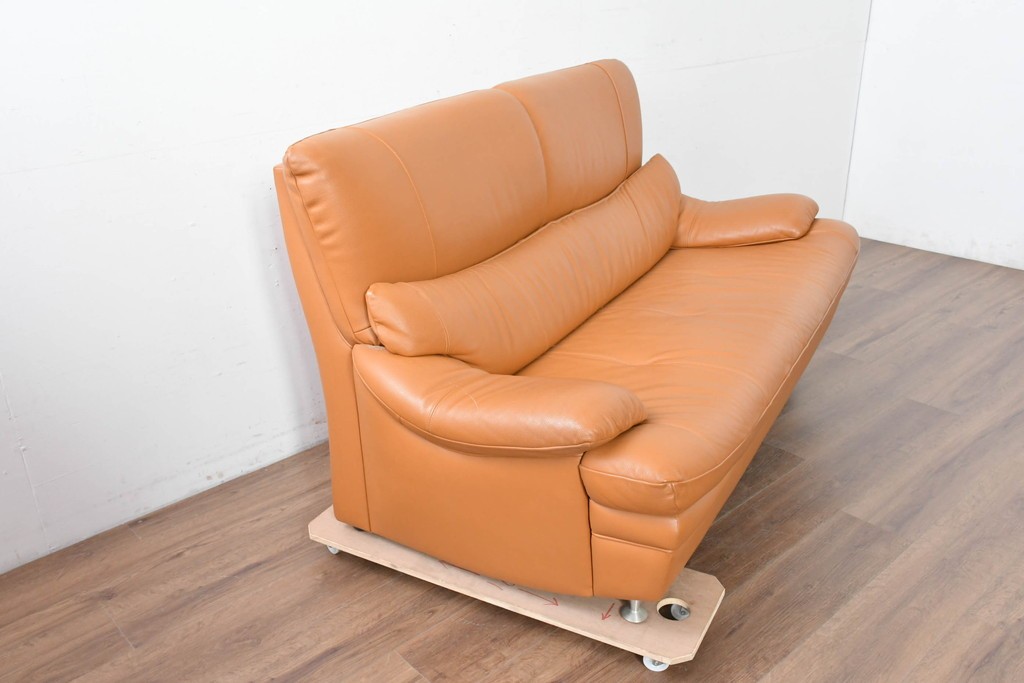 中古　カリモク家具(karimoku)　Chitano(チターノ)　スタイリッシュな金属脚の2人掛けレザーソファ　(R-086705)