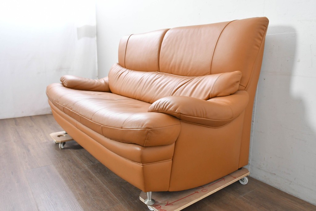 中古　カリモク家具(karimoku)　Chitano(チターノ)　スタイリッシュな金属脚の2人掛けレザーソファ　(R-086705)