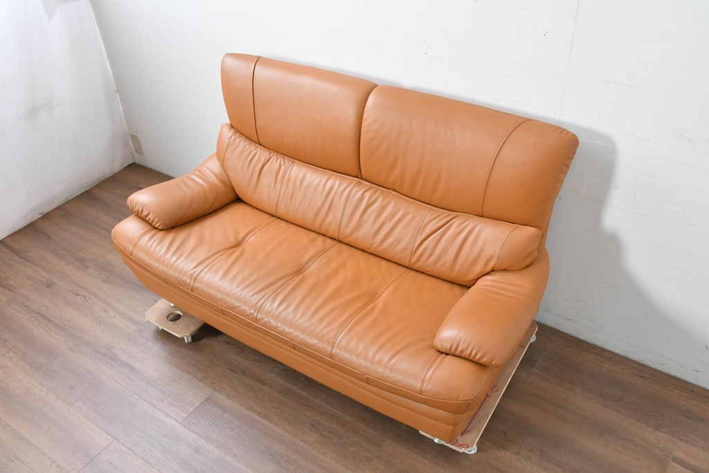 中古　カリモク家具(karimoku)　Chitano(チターノ)　スタイリッシュな金属脚の2人掛けレザーソファ　(R-086705)