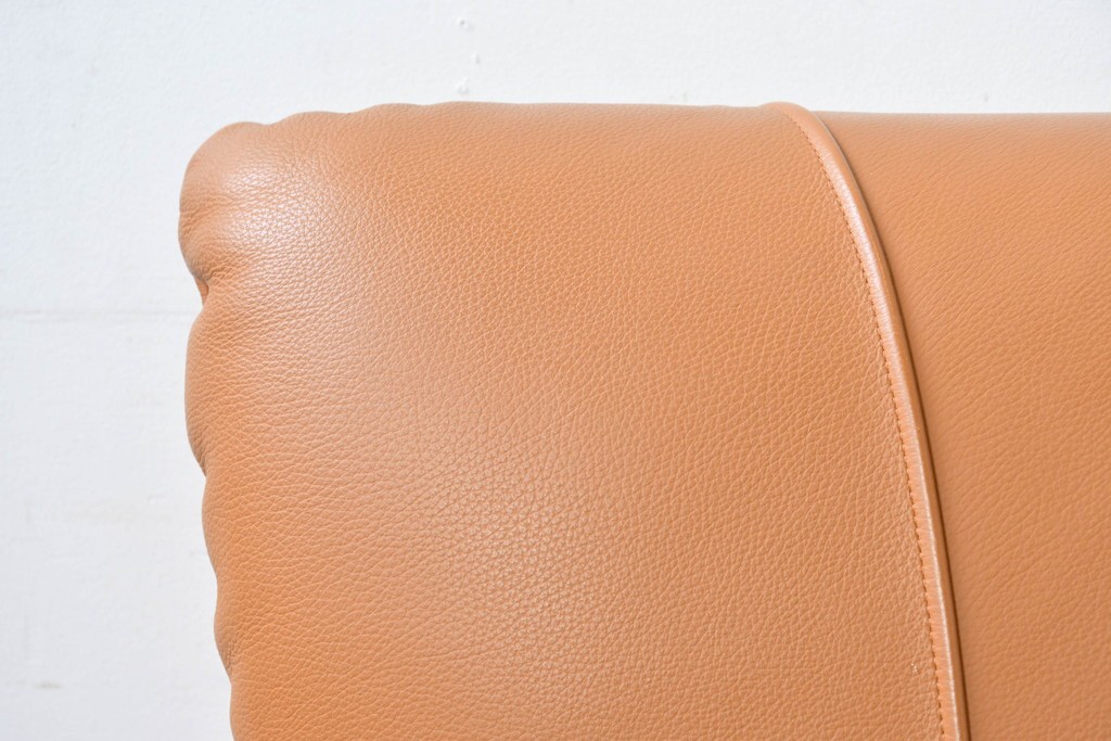 中古　カリモク家具(karimoku)　Chitano(チターノ)　スタイリッシュな金属脚の2人掛けレザーソファ　(R-086705)