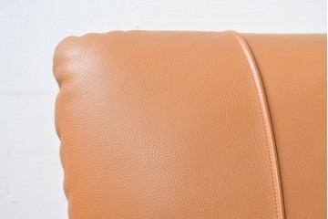 中古　カリモク家具(karimoku)　Chitano(チターノ)　スタイリッシュな金属脚の2人掛けレザーソファ　(R-086705)