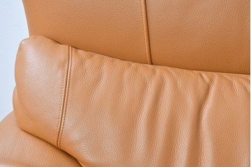 中古　カリモク家具(karimoku)　Chitano(チターノ)　スタイリッシュな金属脚の2人掛けレザーソファ　(R-086705)