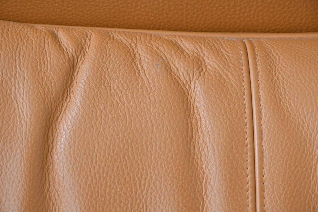 中古　カリモク家具(karimoku)　Chitano(チターノ)　スタイリッシュな金属脚の2人掛けレザーソファ　(R-086705)