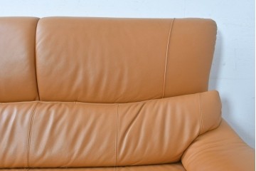 中古　カリモク家具(karimoku)　Chitano(チターノ)　スタイリッシュな金属脚の2人掛けレザーソファ　(R-086705)