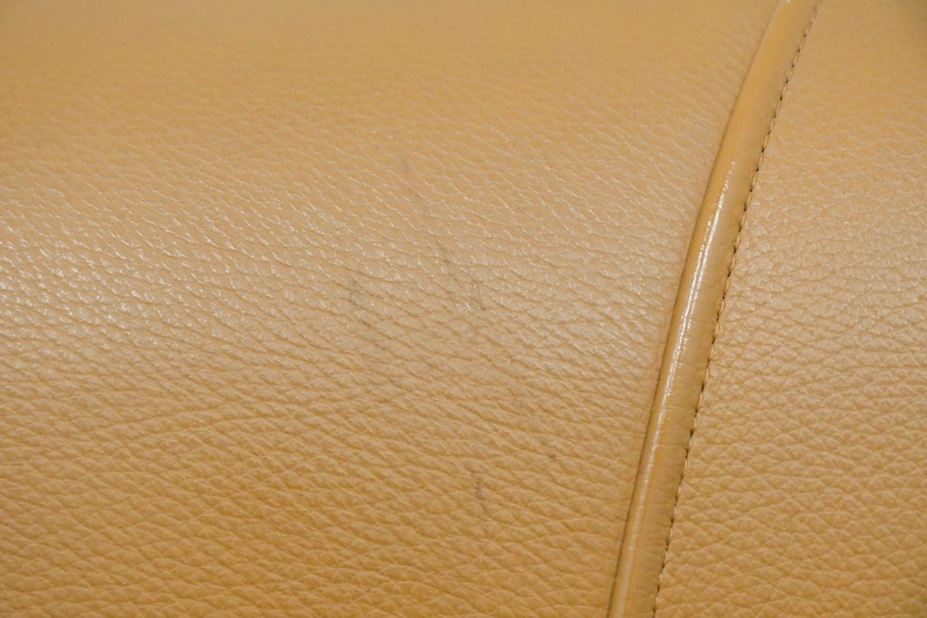 中古　カリモク家具(karimoku)　Chitano(チターノ)　スタイリッシュな金属脚の2人掛けレザーソファ　(R-086705)