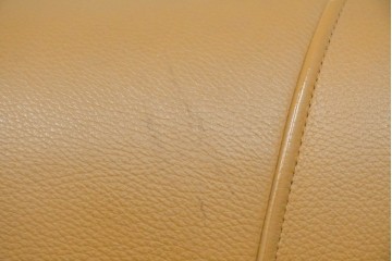 中古　カリモク家具(karimoku)　Chitano(チターノ)　スタイリッシュな金属脚の2人掛けレザーソファ　(R-086705)