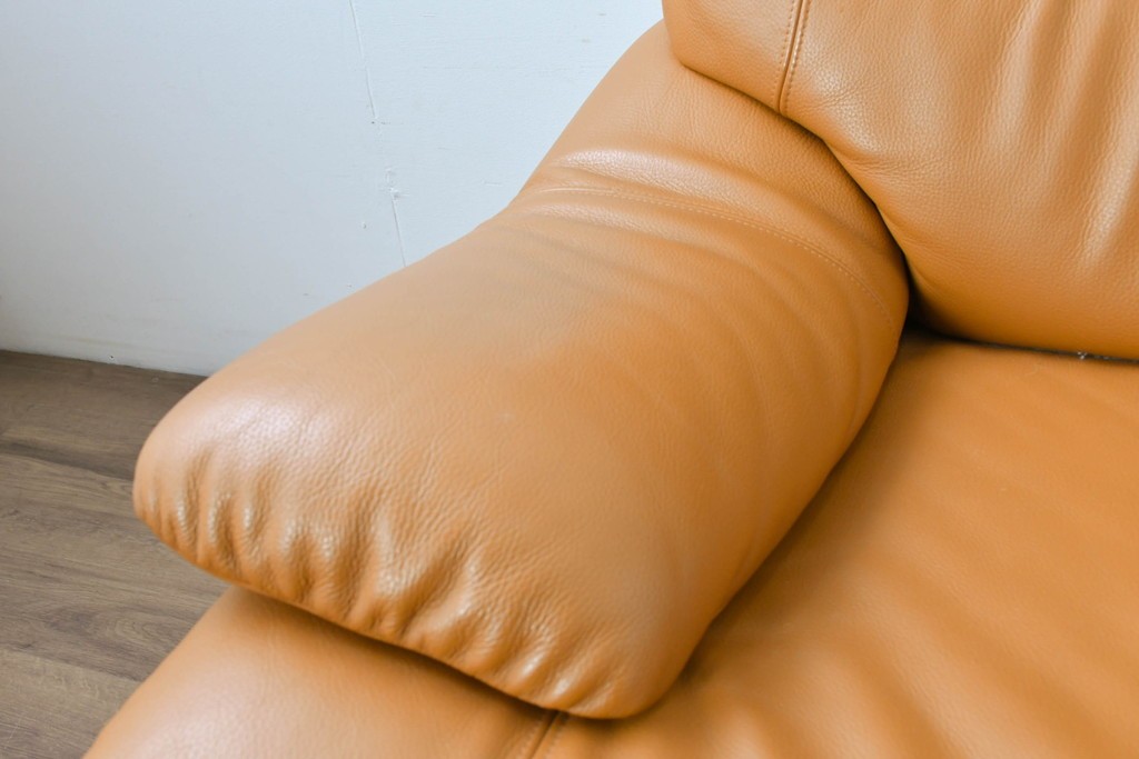 中古　カリモク家具(karimoku)　Chitano(チターノ)　スタイリッシュな金属脚の2人掛けレザーソファ　(R-086705)