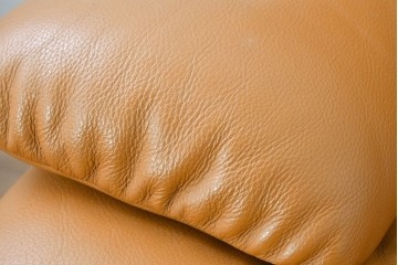 中古　カリモク家具(karimoku)　Chitano(チターノ)　スタイリッシュな金属脚の2人掛けレザーソファ　(R-086705)