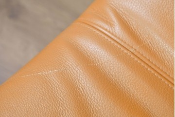 中古　カリモク家具(karimoku)　Chitano(チターノ)　スタイリッシュな金属脚の2人掛けレザーソファ　(R-086705)