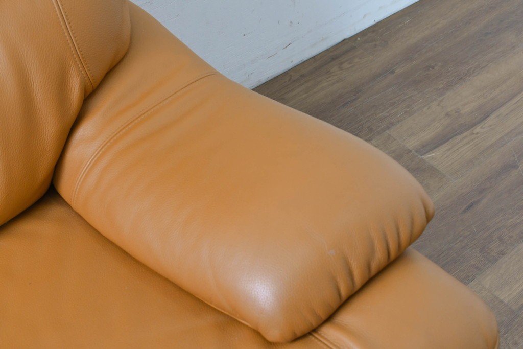 中古　カリモク家具(karimoku)　Chitano(チターノ)　スタイリッシュな金属脚の2人掛けレザーソファ　(R-086705)